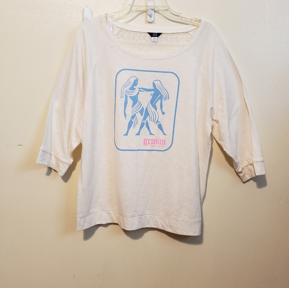 Gemini t shirt with lace detail great graphic NWOT - Picture 4 of 7